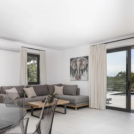 Pipina, A Tranquil Retreat 别墅 罗希姆诺